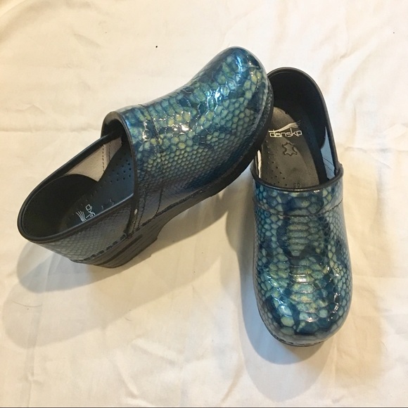 dansko nursing clogs